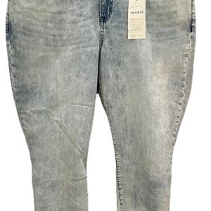Torrid Women Jeans 22 Skinny Jeans Sophia Crop 25in Fluffy Cloud Wash NEW